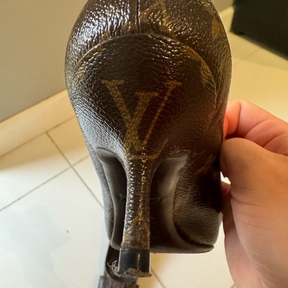 Louis Vuitton heels size 37 , great condition. - Picture 6 of 8